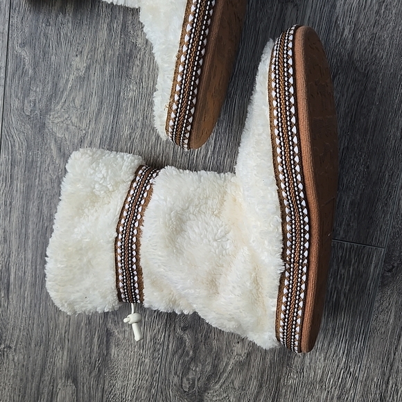 Cozy Cream Faux Fur Boots - Picture 5 of 9